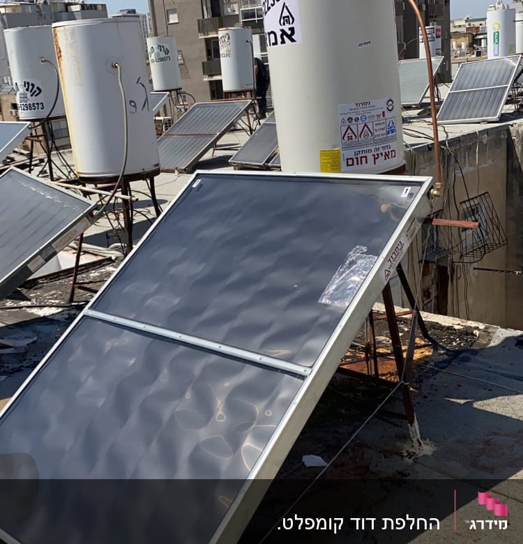 דוד שמש עם קולטים על גג בניין